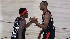 Pascal Siakam (43) a Serge Ibaka z Toronta oslavují v zápase s Bostonem. Pascal Siakam (43) a Serge Ibaka z Toronta oslavují v zápase s Bostonem.