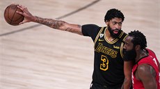 Anthony Davis (3) z LA Lakers oddaluje míč od Jamese Hardena z Houstonu. Anthony Davis (3) z LA Lakers oddaluje míč od Jamese Hardena z Houstonu.