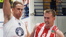 Tomáš Vyoral (vpravo) z Pardubic se tlačí kolem Ondřeje Šišky z Děčína. Tomáš Vyoral (vpravo) z Pardubic se tlačí kolem Ondřeje Šišky z Děčína.