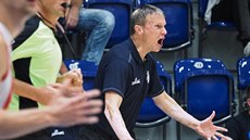Děčínský trenér Tomáš Grepl prožívá zápas s Pardubicemi. Děčínský trenér Tomáš Grepl prožívá zápas s Pardubicemi.