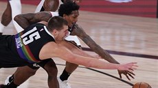 Nikola Jokič (15) z Denveru a Lou Williams z LA Clippers se natahují po míči. Nikola Jokič (15) z Denveru a Lou Williams z LA Clippers se natahují po míči.