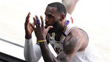 LeBron James z LA Lakers se diví, jak mu mohl být odpískán faul. LeBron James z LA Lakers se diví, jak mu mohl být odpískán faul.
