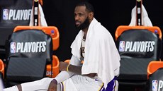 LeBron James z LA Lakers odpočívá během zápasu s Houstonem. LeBron James z LA Lakers odpočívá během zápasu s Houstonem.