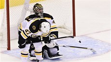 Zklamaní hráči Bostonu Torey Krug (vpředu) a Jaroslav Halák. Zklamaní hráči Bostonu Torey Krug (vpředu) a Jaroslav Halák.