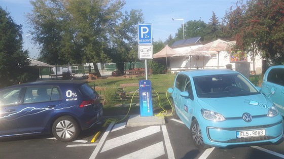 Sloup urený pro nabíjení elektromobil vyrostl v Radotín díky PRE. Svou sí...