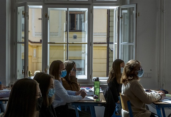 Studenti Gymnázia Na Zatlance mají pi vyuování rouky. Tída je vtrána okny,...