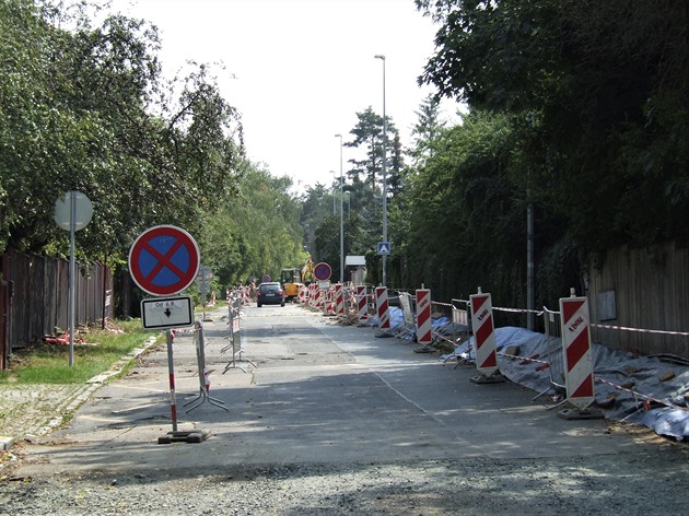 Velice často Metro zveřejňuje fotografie různých rekonstrukcí vozovky i budov z centra Prahy. Jak probíhají výkopové práce a výměna elektrických kabelů v oblasti Braníka, jsem včera odpoledne fotografoval, konkrétně v Gončarenkově ulice. Kupodivu je zde p