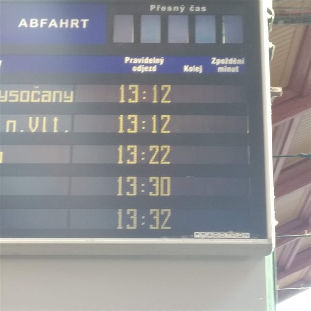 Hodiny na hlavní informační tabuli Masarykova nádraží chvíli fungují a chvíli nefungují. Děje se to v intervalu asi 20 vteřin. Denně tu procházejí stovky cestujících a je to ostuda.