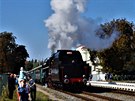 Na nádraží Praha-Dejvice dnes dorazilo několik stovek fanoušků historické vlakové dopravy. Vlakem s parní lokomotivou Šlechtična se mohli zájemci projet na trase Masarykovo nádraží – Dejvice - Veleslavín. Oslava svátku železničářů přilákala také mnoho rod Na nádraží Praha-Dejvice dnes dorazilo několik stovek fanoušků historické vlakové dopravy. Vlakem s parní lokomotivou Šlechtična se mohli zájemci projet na trase Masarykovo nádraží – Dejvice - Veleslavín. Oslava svátku železničářů přilákala také mnoho rod