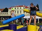 Rodinný den Správy železnic, plný her, hudby a zábavy hlavně pro děti, ale také znalostní soutěže pro malé i velké nabídlo v sobotu Dejvické nádraží. Největší zájem byl o vlak tažený historickou parní lokomotivou i samohybný parní vůz Komárek. Drážní hasi Rodinný den Správy železnic, plný her, hudby a zábavy hlavně pro děti, ale také znalostní soutěže pro malé i velké nabídlo v sobotu Dejvické nádraží. Největší zájem byl o vlak tažený historickou parní lokomotivou i samohybný parní vůz Komárek. Drážní hasi