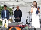 Rodinný den Správy železnic, plný her, hudby a zábavy hlavně pro děti, ale také znalostní soutěže pro malé i velké nabídlo v sobotu Dejvické nádraží. Největší zájem byl o vlak tažený historickou parní lokomotivou i samohybný parní vůz Komárek. Drážní hasi Rodinný den Správy železnic, plný her, hudby a zábavy hlavně pro děti, ale také znalostní soutěže pro malé i velké nabídlo v sobotu Dejvické nádraží. Největší zájem byl o vlak tažený historickou parní lokomotivou i samohybný parní vůz Komárek. Drážní hasi