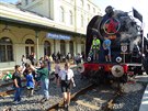 Rodinný den Správy železnic, plný her, hudby a zábavy hlavně pro děti, ale také znalostní soutěže pro malé i velké nabídlo v sobotu Dejvické nádraží. Největší zájem byl o vlak tažený historickou parní lokomotivou i samohybný parní vůz Komárek. Drážní hasi Rodinný den Správy železnic, plný her, hudby a zábavy hlavně pro děti, ale také znalostní soutěže pro malé i velké nabídlo v sobotu Dejvické nádraží. Největší zájem byl o vlak tažený historickou parní lokomotivou i samohybný parní vůz Komárek. Drážní hasi