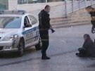 Na zastávce Anděl v Nádražní ulici byl ožralý muž vyzván ostrahou, aby se vzpamatoval a lehl si na lavičku. To pochopitelně odmítal nic neřekl, proto ostraha upozornila na možný příjezd policie ke kterému došlo. Muž hlídku ignoroval, otočil se i zády. Čty Na zastávce Anděl v Nádražní ulici byl ožralý muž vyzván ostrahou, aby se vzpamatoval a lehl si na lavičku. To pochopitelně odmítal nic neřekl, proto ostraha upozornila na možný příjezd policie ke kterému došlo. Muž hlídku ignoroval, otočil se i zády. Čty