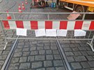 V Letenské ulici se pracuje. Proto není možné projet. Na to upozorňuje hned několik cedulí a dělníkům to nedalo, že vytvořili i vlastní verzi, ale ani to nepomáhá. V Letenské ulici se pracuje. Proto není možné projet. Na to upozorňuje hned několik cedulí a dělníkům to nedalo, že vytvořili i vlastní verzi, ale ani to nepomáhá.