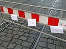 V Letenské ulici se pracuje. Proto není možné projet. Na to upozorňuje hned několik cedulí a dělníkům to nedalo, že vytvořili i vlastní verzi, ale ani to nepomáhá. V Letenské ulici se pracuje. Proto není možné projet. Na to upozorňuje hned několik cedulí a dělníkům to nedalo, že vytvořili i vlastní verzi, ale ani to nepomáhá.