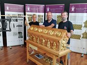 Kastelán bečovského hradu a zámku Tomáš Wizovský (vpravo) s kolegy u haptického... Kastelán bečovského hradu a zámku Tomáš Wizovský (vpravo) s kolegy u haptického...