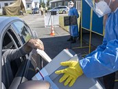 Pracovníci ministerstva vnitra v Pardubicích ukázali, jak mají lidé v karanténě... Pracovníci ministerstva vnitra v Pardubicích ukázali, jak mají lidé v karanténě...