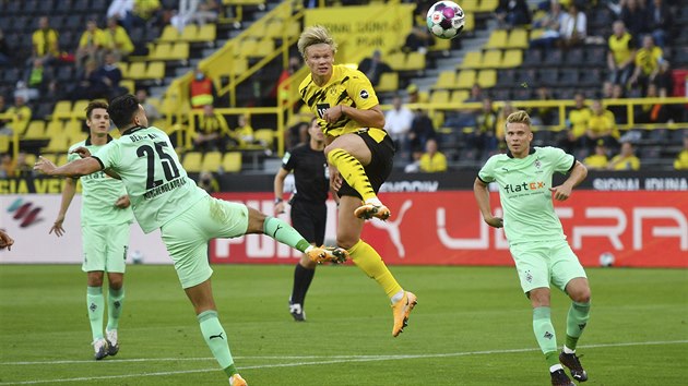 Erling Haaland z Dortmundu se dostv do ance v zpase proti Mnchengladbachu.