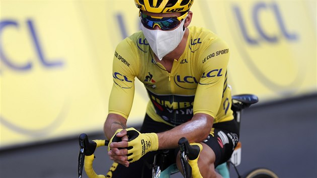 Primo Rogli, prbn vedouc zvodnk Tour de France, ped startem 14. etapy.