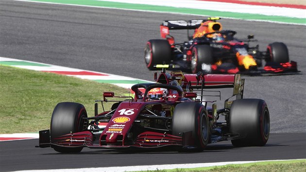 Charles Leclerc se svm ferrari na trati Velk ceny Tosknska