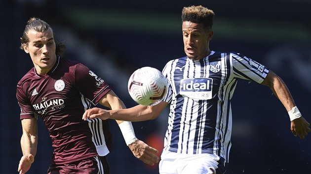 Caglar Sync z Leicesteru (vlevo) a Callum Robinson z West Bromiche Albion