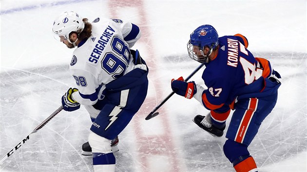 Michail Sergaev, obrnce Tampy, hld puk ped napadajcm Leem Komarovem z New Yorku Islanders.