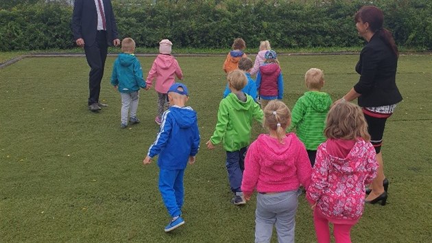 Plastiku nahradil umělý trávník.