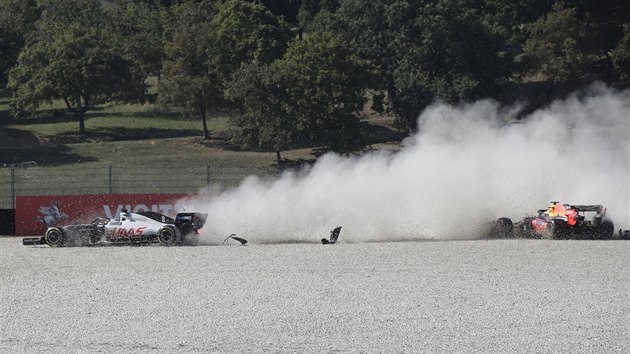 Romain Grosjean a Max Verstappen po nehod krtce po startu Velk ceny Tosknska formule 1.
