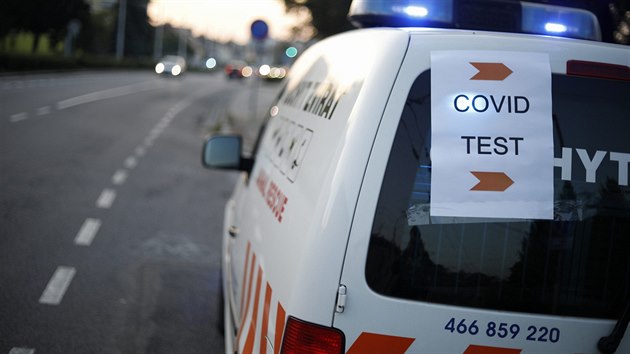 Do ulice Ke Kamenci směli odbočit pouze zájemci o test.