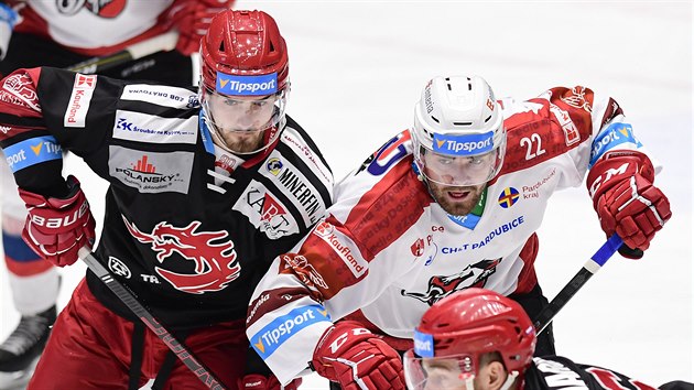 Filip Zadina (vlevo) z Třince a Martin Kaut z Pardubic se přetlačují v pohárovém finále.