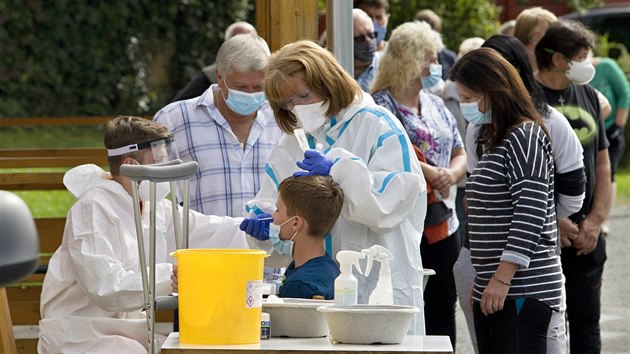 Obyvatelé Nové Vsi přicházejí k hromadnému odběru vzorků v rámci testování na covid-19. (10. 9. 2020)