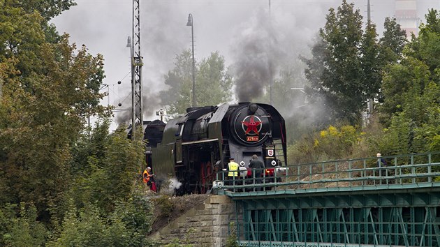 Ztov zkouka novho elezninho mostu na ateck trati v Plzni pod Blou Horou. Most zatily dv historick parn lokomotivy. (10. 9. 2020)