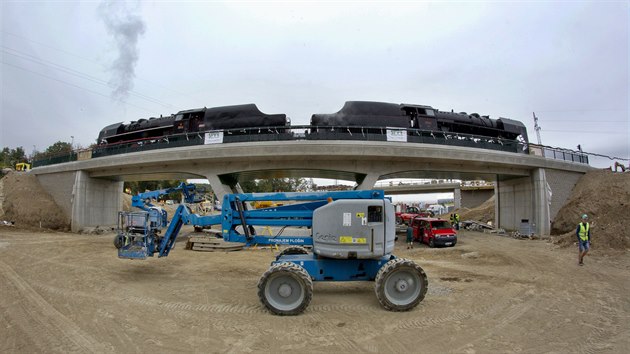 Ztov zkouka novho elezninho mostu na ateck trati v Plzni pod Blou Horou. Most zatily dv historick parn lokomotivy. (10. 9. 2020)