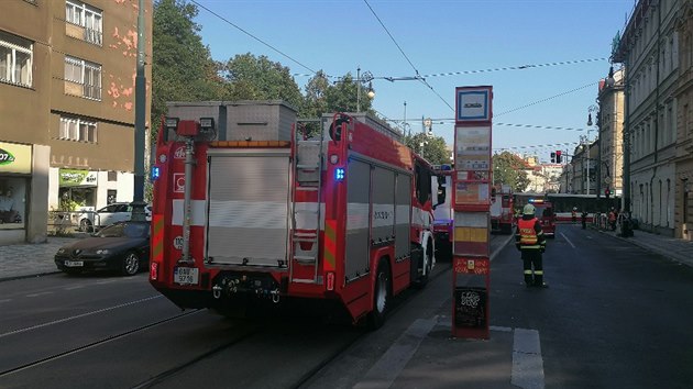 Nehoda dvou tramvaj komplikuje provoz na praskm jezd. Jeden lovk utrpl lehk zrann, hasii nemuseli nikoho vyproovat. (12. 9. 2020)