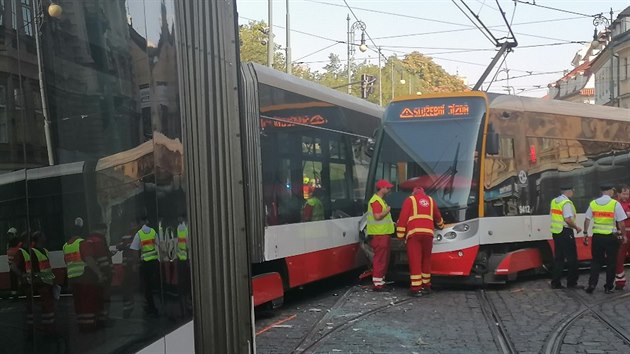 Nehoda dvou tramvaj komplikuje provoz na praskm jezd. Jeden lovk utrpl lehk zrann, hasii nemuseli nikoho vyproovat. (12. 9. 2020)
