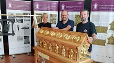 Kastelán bečovského hradu a zámku Tomáš Wizovský (vpravo) s kolegy u haptického... Kastelán bečovského hradu a zámku Tomáš Wizovský (vpravo) s kolegy u haptického...