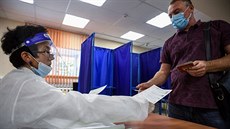 Muž si bere hlasovací lístek ve volbách v ruském Novosibirsku. (13. září 2020) Muž si bere hlasovací lístek ve volbách v ruském Novosibirsku. (13. září 2020)