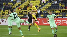 Erling Haaland z Dortmundu se dostává do ance v zápase proti Mönchengladbachu.