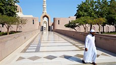 Mešita sultána Kábuse má pět minaretů, vejde se do ní až 20 tisíc věřících. Mešita sultána Kábuse má pět minaretů, vejde se do ní až 20 tisíc věřících.