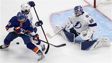 Andrej Vasilevskij, brankář Tampy, zasahuje proti Leo Komarovovi (vlevo) z New... Andrej Vasilevskij, brankář Tampy, zasahuje proti Leo Komarovovi (vlevo) z New...