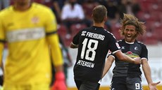 Lucas Höler (vpravo) a Nils Petersen z Freiburgu oslavují gól na hiti...