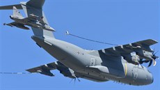Dny NATO v Ostravě. Simulace tankování za letu dvou českých gripenů z německého...