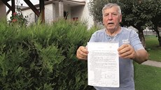 Ferdinand Korbel ukazuje dodatečně upravený protokol o zasedání lidového soudu... Ferdinand Korbel ukazuje dodatečně upravený protokol o zasedání lidového soudu...