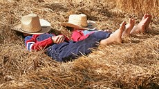 Ustlali jsme si na seně. Nebylo to žádné nouzové přenocování, právě naopak: šlo... Ustlali jsme si na seně. Nebylo to žádné nouzové přenocování, právě naopak: šlo...