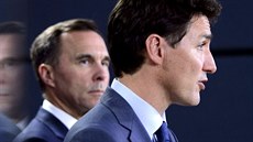 Kanadský premiér Justin Trudeau (vpravo) se svým ministrem financí Billem... Kanadský premiér Justin Trudeau (vpravo) se svým ministrem financí Billem...