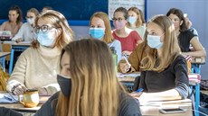 Studenti pražského Gymnázia Na Zatlance mají při vyučování roušky. Kvůli... Studenti pražského Gymnázia Na Zatlance mají při vyučování roušky. Kvůli...