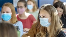 Studenti pražského Gymnázia Na Zatlance mají při vyučování roušky. Kvůli... Studenti pražského Gymnázia Na Zatlance mají při vyučování roušky. Kvůli...