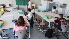 V Německu se žáci chrání proti infekci i při hodinách. Pokud nemají roušky,... V Německu se žáci chrání proti infekci i při hodinách. Pokud nemají roušky,...