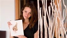 Pavla Šebková s jednou ze svých ilustrací. Pavla Šebková s jednou ze svých ilustrací.