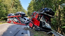Kvůli srážce dodávky a kamionu převážejícímu automobily byl uzavřen hlavní... Kvůli srážce dodávky a kamionu převážejícímu automobily byl uzavřen hlavní...